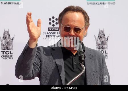 Hollywood, CA. 7 apr, 2017. Billy Crystal nella foto al padre e figlio di mano e piede Cerimonia di stampa per Carl Reiner e Rob Reiner a TCL Chinese Theatre in Hollywood, la California il 7 aprile 2017. Credito: David Edwards/media/punzone Alamy Live News Foto Stock