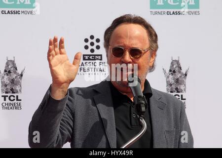 Hollywood, CA. 7 apr, 2017. Billy Crystal nella foto al padre e figlio di mano e piede Cerimonia di stampa per Carl Reiner e Rob Reiner a TCL Chinese Theatre in Hollywood, la California il 7 aprile 2017. Credito: David Edwards/media/punzone Alamy Live News Foto Stock