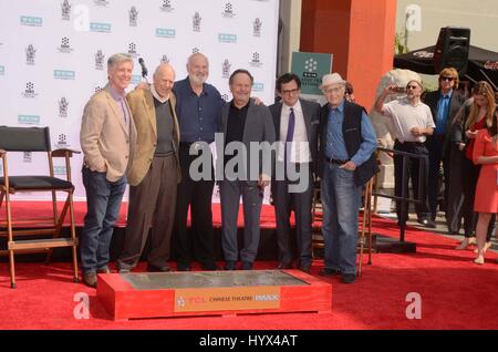 Hollywood, CA. 7 apr, 2017. Tom Bergeron, Carl Reiner, Rob Reiner, Billy Crystal, Ben Mankiewicz, Norman Lear nella foto al padre e figlio di mano e piede Cerimonia di stampa per Carl Reiner e Rob Reiner a TCL Chinese Theatre in Hollywood, la California il 7 aprile 2017. Credito: David Edwards/media/punzone Alamy Live News Foto Stock