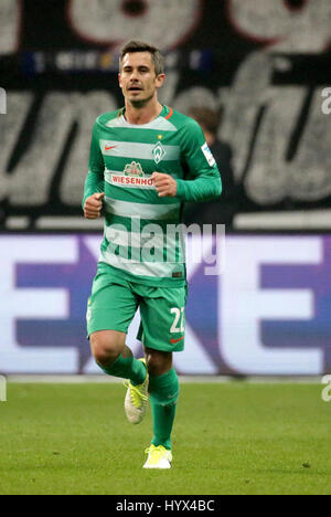 Francoforte, Germania. 7 apr, 2017. Brema Fin Bertels celebra il suo 2:0 obiettivo durante il tedesco della prima divisione della Bundesliga partita di calcio tra Eintracht Francoforte e Werder Brema la Commerzbank Stadium di Francoforte, Germania, 7 aprile 2017. (EMBARGO CONDIZIONI - ATTENZIONE: grazie alle linee guida di accreditamento, il DFL consente solo la pubblicazione e utilizzazione di fino a 15 immagini per corrispondenza su internet e nei contenuti multimediali in linea durante la partita.) Foto: Hasan Bratic/dpa/Alamy Live News Foto Stock