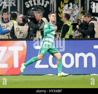 Francoforte, Germania. 7 apr, 2017. Brema Fin Bertels celebra il suo 2:0 obiettivo durante il tedesco della prima divisione della Bundesliga partita di calcio tra Eintracht Francoforte e Werder Brema la Commerzbank Stadium di Francoforte, Germania, 7 aprile 2017. (EMBARGO CONDIZIONI - ATTENZIONE: grazie alle linee guida di accreditamento, il DFL consente solo la pubblicazione e utilizzazione di fino a 15 immagini per corrispondenza su internet e nei contenuti multimediali in linea durante la partita.) Foto: Hasan Bratic/dpa/Alamy Live News Foto Stock