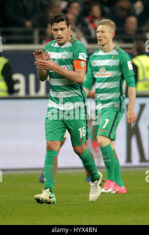 Francoforte, Germania. 7 apr, 2017. Brema Zlatko Junuzovic celebra il suo 1:0 obiettivo durante il tedesco della prima divisione della Bundesliga partita di calcio tra Eintracht Francoforte e Werder Brema la Commerzbank Stadium di Francoforte, Germania, 7 aprile 2017. (EMBARGO CONDIZIONI - ATTENZIONE: grazie alle linee guida di accreditamento, il DFL consente solo la pubblicazione e utilizzazione di fino a 15 immagini per corrispondenza su internet e nei contenuti multimediali in linea durante la partita.) Foto: Hasan Bratic/dpa/Alamy Live News Foto Stock