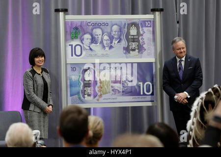 Ottawa, Canada. 7 apr, 2017. Banca del Canada governatore Stephen Poloz (R) e Canadian segretario parlamentare al Ministro delle finanze Ginette Petitpas Taylor svelare un 10-canadese-dollar banconota ad Ottawa, in Canada, in data 7 aprile 2017. La Banca del Canada venerdì svelata commemorativo 10-canadese-dollar banconota per contrassegnare il centocinquantesimo anniversario del paese. Credito: David Kawai/Xinhua/Alamy Live News Foto Stock