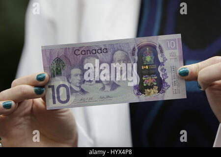 Ottawa, Canada. 7 apr, 2017. Una 10-canadese-dollar banconota è raffigurato presso la banca del Canada ad Ottawa, in Canada, in data 7 aprile 2017. La Banca del Canada venerdì svelata commemorativo 10-canadese-dollar banconota per contrassegnare il centocinquantesimo anniversario del paese. Credito: David Kawai/Xinhua/Alamy Live News Foto Stock