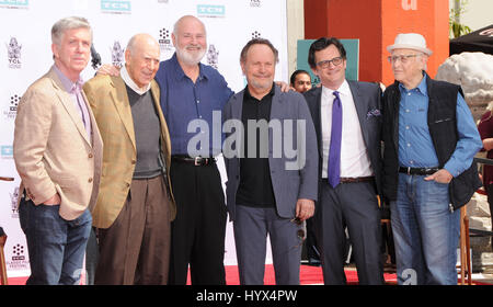 Hollywood, CA, Stati Uniti d'America. 7 apr, 2017. 07 Aprile 2017 - Hollywood, California - Tom Bergeron, Carl Reiner, Rob Reiner, Billy Crystal, Ben Mankiewicz, Norman Lear. 2017 TCM Classic Film Festival - canto e ingombro cerimonia: Carl e Rob Reiner tenutosi a TCL Chinese Theatre di Hollywood. Photo credit: Birdie Thompson/AdMedia Credito: Birdie Thompson/AdMedia/ZUMA filo/Alamy Live News Foto Stock