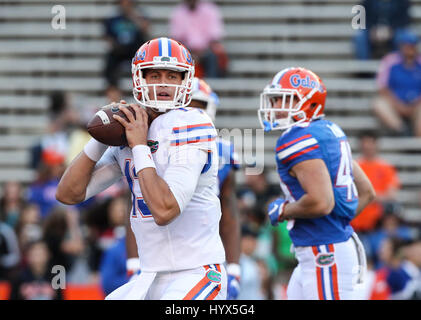 Gainesville, Florida, Stati Uniti d'America. 7 apr, 2017. MONICA HERNDON | Orari.Quarterback Feleipe Franks (13) si riscalda prima dell'Arancio e blu al suo debutto al Ben Hill Griffin Stadium a Gainesville, Florida Credit: Monica Herndon/Tampa Bay volte/ZUMA filo/Alamy Live News Foto Stock