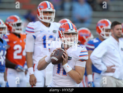 Gainesville, Florida, Stati Uniti d'America. 7 apr, 2017. MONICA HERNDON | Orari.Quarterback Kyle Trask (11) si riscalda prima dell'Arancio e blu al suo debutto al Ben Hill Griffin Stadium a Gainesville, Florida Credit: Monica Herndon/Tampa Bay volte/ZUMA filo/Alamy Live News Foto Stock