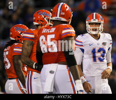 Gainesville, Florida, Stati Uniti d'America. 7 apr, 2017. MONICA HERNDON | Orari.Quarterback Feleipe franchi colloqui con i tuoi compagni di squadra durante la prima metà dell'Arancio e blu al suo debutto al Ben Hill Griffin Stadium a Gainesville, Florida Credit: Monica Herndon/Tampa Bay volte/ZUMA filo/Alamy Live News Foto Stock