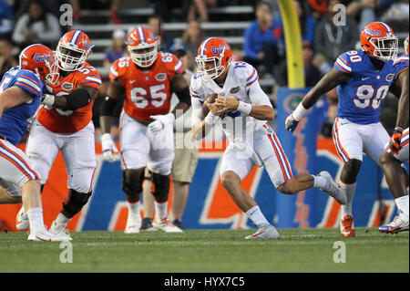 Gainesville, Florida, Stati Uniti d'America. 7 apr, 2017. MONICA HERNDON | Orari.Quarterback Feleipe Franks (13) porta durante il primo trimestre dell'Arancio e blu al suo debutto al Ben Hill Griffin Stadium a Gainesville, Florida Credit: Monica Herndon/Tampa Bay volte/ZUMA filo/Alamy Live News Foto Stock