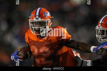 Gainesville, Florida, Stati Uniti d'America. 7 apr, 2017. MONICA HERNDON | Orari.Lamical Perine (22) viene eseguito durante la prima metà dell'Arancio e blu al suo debutto al Ben Hill Griffin Stadium a Gainesville, Florida Credit: Monica Herndon/Tampa Bay volte/ZUMA filo/Alamy Live News Foto Stock