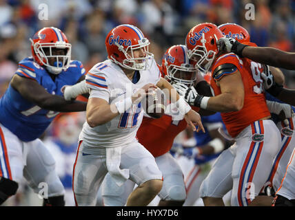 Gainesville, Florida, Stati Uniti d'America. 7 apr, 2017. MONICA HERNDON | Orari.Quarterback Kyle Trask (11) porta durante il primo trimestre dell'Arancio e blu al suo debutto al Ben Hill Griffin Stadium a Gainesville, Florida Credit: Monica Herndon/Tampa Bay volte/ZUMA filo/Alamy Live News Foto Stock