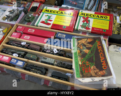 Una selezione di rare e collezionismo Hornby Dublo treni e Meccano imposta per la vendita in un Vintage Toy Fair a Bath & West Showground, Somerset, Inghilterra Foto Stock