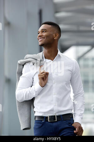 Close up ritratto di un bel giovane uomo sorridente e passeggiate Foto Stock