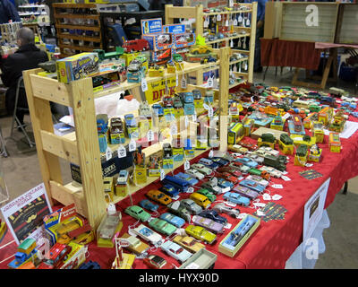 Una selezione di rare e collezionismo Dinky e Corgi modellini di auto e camion per la vendita in un Vintage Toy Fair a Bath & West Showground, Somerset, Inghilterra Foto Stock