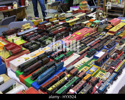 Una selezione di rare e collezionismo Hornby Dublo treni e accessori in vendita presso un Vintage Toy Fair a Bath & West Showground, Somerset, Inghilterra Foto Stock