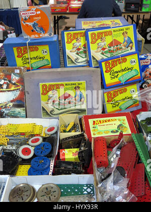 Un display di rara e collezionismo Meccano e parti Bayko e imposta per la vendita in un Vintage Toy Fair a Bath & West Showground, Somerset, Inghilterra Foto Stock