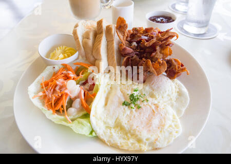 La pancetta e uova fritte Prima colazione in impostazione Foto Stock