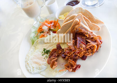 La pancetta e uova fritte Prima colazione in impostazione Foto Stock