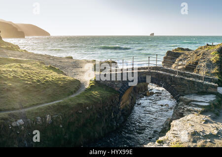 Regolazione del sole verso il basso sulla costa della Cornovaglia da sant Agnese, Travellas Coombe, England, Regno Unito Foto Stock