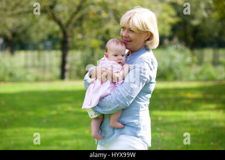 Ritratto di una nonna felice azienda baby nipote Foto Stock
