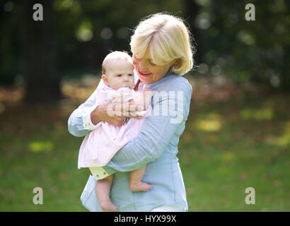 Ritratto di una nonna felice azienda simpatico baby Foto Stock
