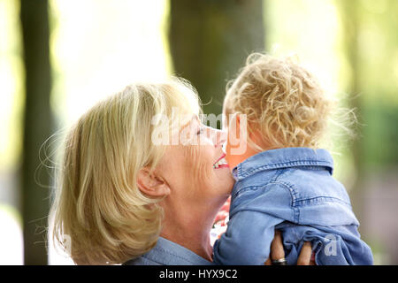 Close up ritratto di una nonna felice costeggiata little Baby girl Foto Stock