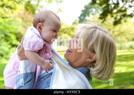 Close up ritratto di una nonna felice con simpatici baby Foto Stock