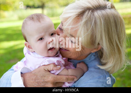 Close up ritratto di una nonna felice azienda simpatico baby Foto Stock