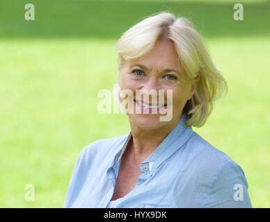 Close up ritratto di una vecchia donna sorridente al di fuori Foto Stock Close up ritratto di una vecchia donna sorridente al di fuori Foto Stock