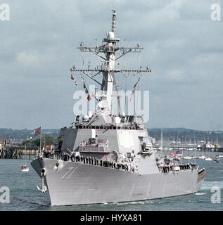 File pic. - Siria attacco missilistico nave al 7 aprile 2017. - Portsmouth, Inghilterra. Giugno 2004. La US Navy Arliegh-Burke missile destroyer USS Ross, uno dei due U.S. Navy cacciatorpediniere utilizzato nell'attacco in siriano Air Base 0n 07/04/2017 visto qui lasciando la Base Navale di unirsi al cinquantesimo D-Giorno Anniversario della flotta. Foto: Jonathan Eastland/Ajax/Alamy Live News. Foto Stock