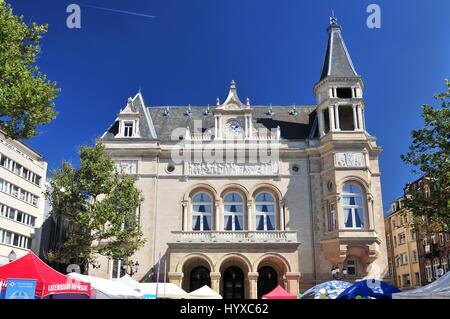 Le Cercle municipal o Cercle-Cité è un edificio nella città di Lussemburgo nel sud del Lussemburgo è situato all'estremità orientale di Place d'Armes in t Foto Stock