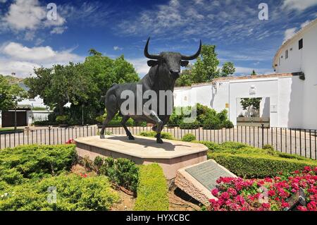 Statua di un toro al di fuori del settecento Plaza de Toros (Arena), Ronda, Andalusia, Spagna Foto Stock