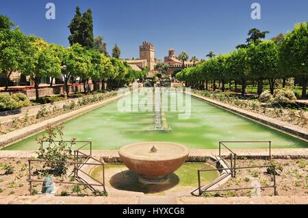 Fontana nei giardini dell'Alcazar de los Reyes Cristianos a Cordoba, Spagna Foto Stock