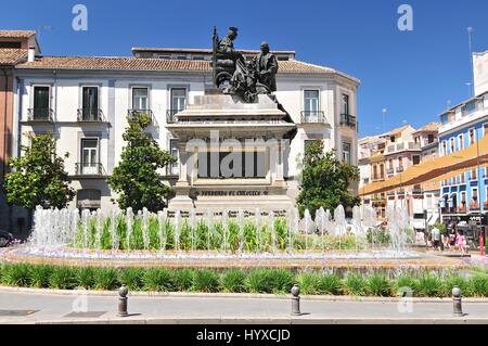 Monumento a Isabel La Católica e Cristobal Colon contro Bank building , di Granada. Monumento è opera di Mariano Benlliure. Spagna Foto Stock