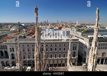 Vista dello skyline di Milano guglie e statue dalla cima del Duomo di Milano, Italia Foto Stock