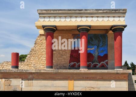 Vista del palazzo minoico di Cnosso con caratteristica di colonne e un affresco di un toro dietro. Creta, Grecia Foto Stock