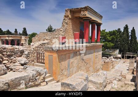 Vista parziale del palazzo minoico di Cnosso con caratteristica di colonne e un affresco di un toro dietro. Creta, Grecia Foto Stock