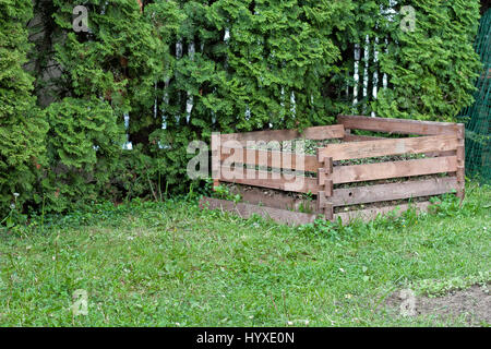 Il compost in legno telaio in cortile Foto Stock