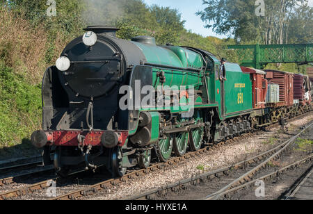 Ropley, Regno Unito - 19 September, 2015: Il Lord Nelson 850 vintage locomotiva a vapore arrivando al crescione Mid-Hants stazione ferroviaria di Ropley, REGNO UNITO Foto Stock