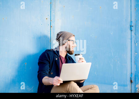Uomo con notebook all'aperto Foto Stock