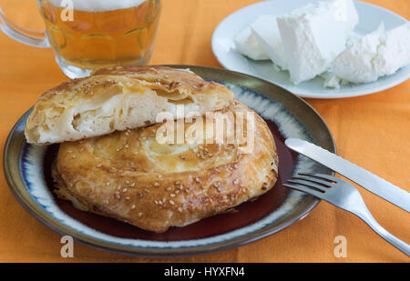 Rotolo con il formaggio su uno sfondo arancione Foto Stock