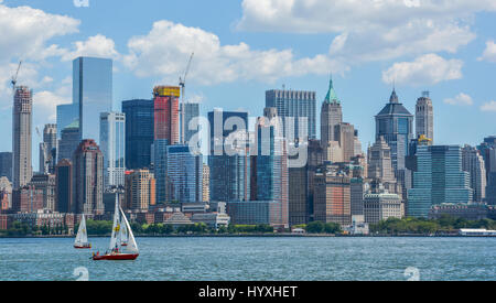 New York cityscape da Ellis Island dock, Agosto-02-2015 Foto Stock