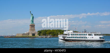 Statua della Libertà in una giornata di sole, New York Foto Stock