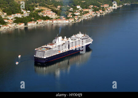 Grande Nave da Crociera nella Baia di Kotor, Montrnrgro Foto Stock