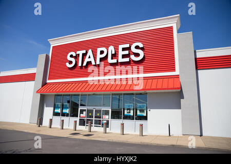 SPRINGFIELD, o - MARZO 31, 2017: Staples retail storefront in Springfield Oregon accanto al Gateway Mall. Foto Stock