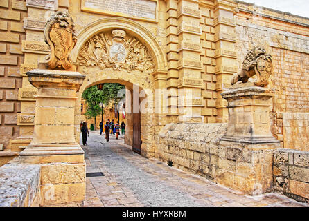 Mdina, Malta - Aprile 4, 2014: Mdina Gate e ingresso nella vecchia città fortificata, Malta. Persone sullo sfondo Foto Stock