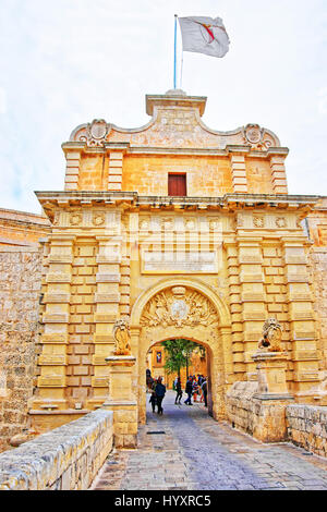 Mdina, Malta - Aprile 4, 2014: Mdina Gate e l'ingresso nella vecchia città fortificata, Malta. Persone sullo sfondo Foto Stock