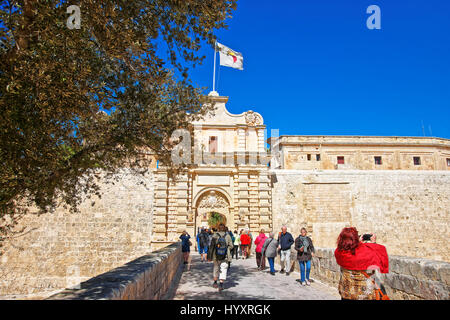 Mdina, Malta - Aprile 4, 2014: Persone a Mdina e porta di ingresso nella vecchia città fortificata, Malta. Foto Stock