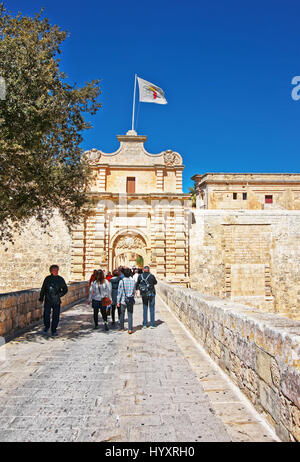 Mdina, Malta - Aprile 4, 2014: Persone a Mdina Gate e l'ingresso nella vecchia città fortificata, Malta. Foto Stock