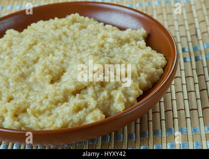 Harees - Middle Eastern bollito di, incrinato o grossolanamente-grano macinato, mista con carne. Foto Stock
